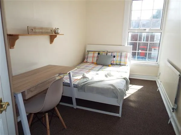 Carholme Road // 5 Bed + 2 Bath // Aug 2026 - Image 8